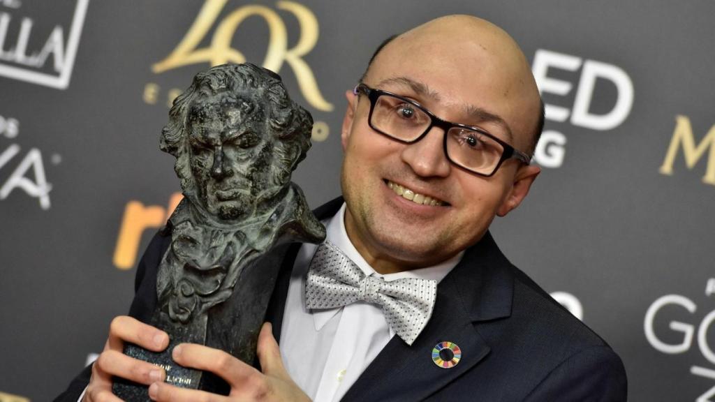 Jesús Vidal posa con el Goya tras recibir el premio al Mejor Actor Revelación.