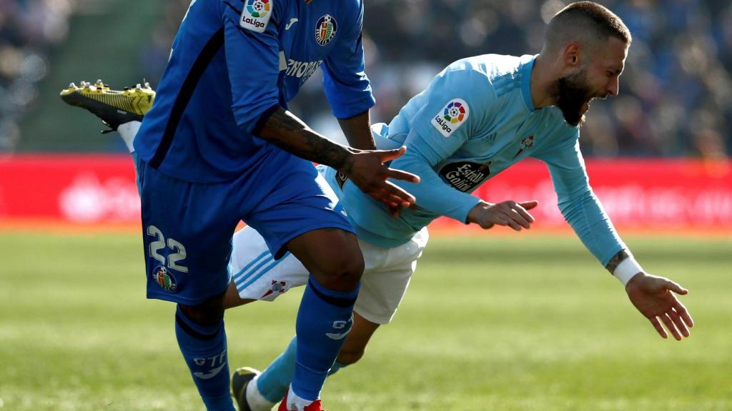 Los jugadores del Getafe y del Celta, durante una disputa del partido de La Liga