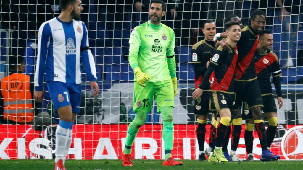 Los jugadores del Rayo Vallecano celebran el gol de Abdoulaye ante el Espanyol en La Liga