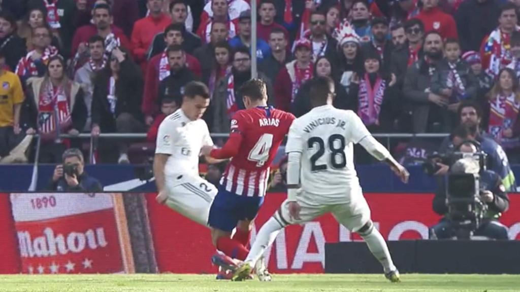 Dura falta de Arias sobre Reguilón que no fue castigada con amarilla