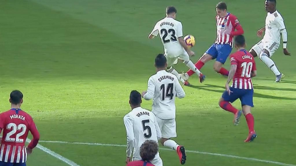 Dura falta de Arias sobre Reguilón que no fue castigada con amarilla