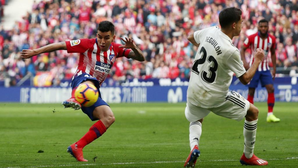 Correa dispara a portería ante Reguilón