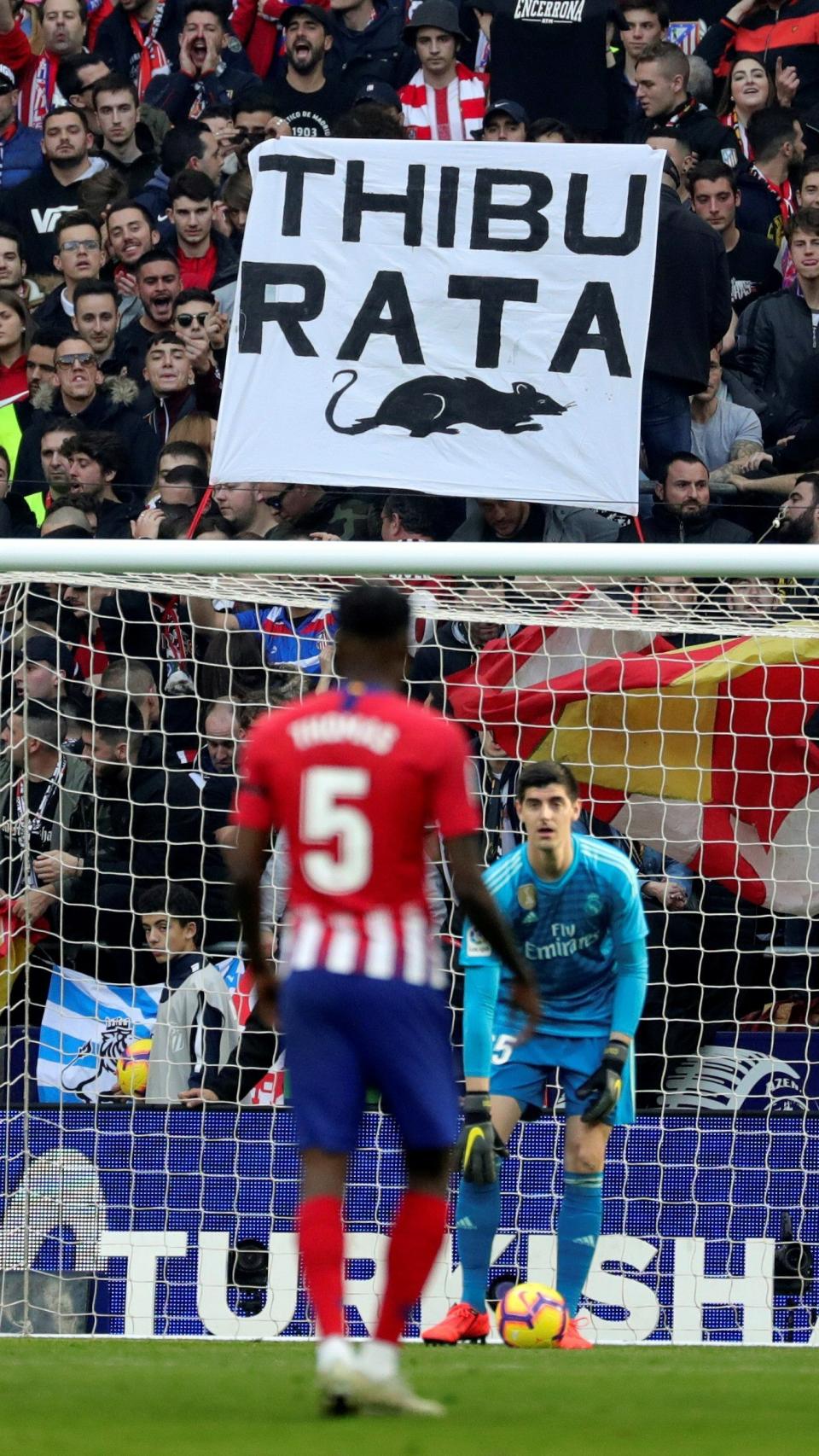 Pancarta contra Courtois en el Wanda Metropolitano