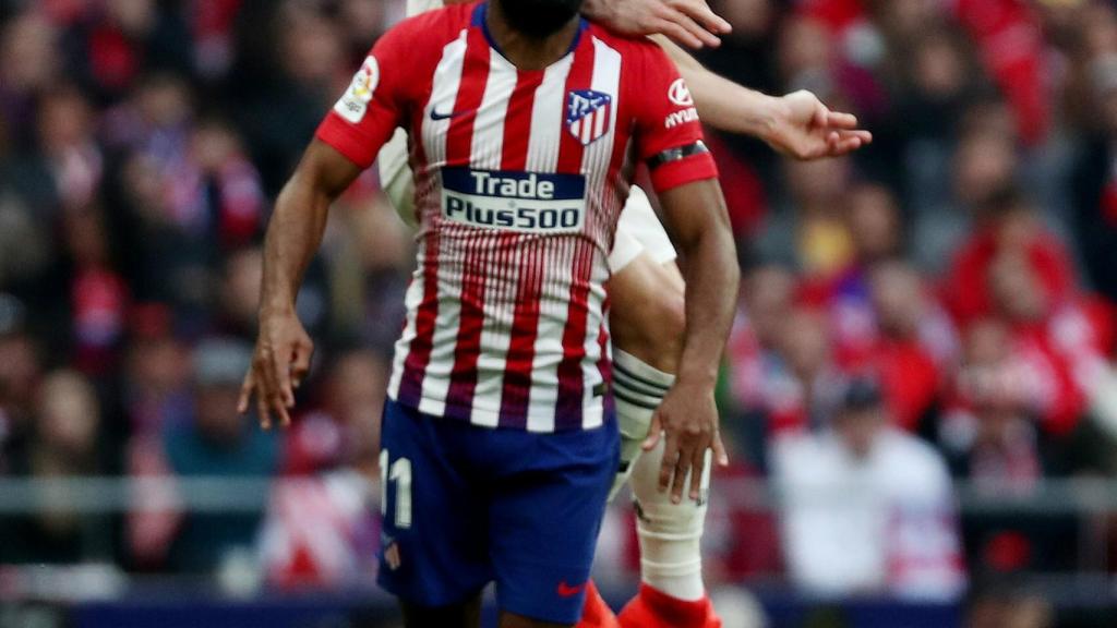 Thomas Lemar y Karim Benzema pelean por un balón