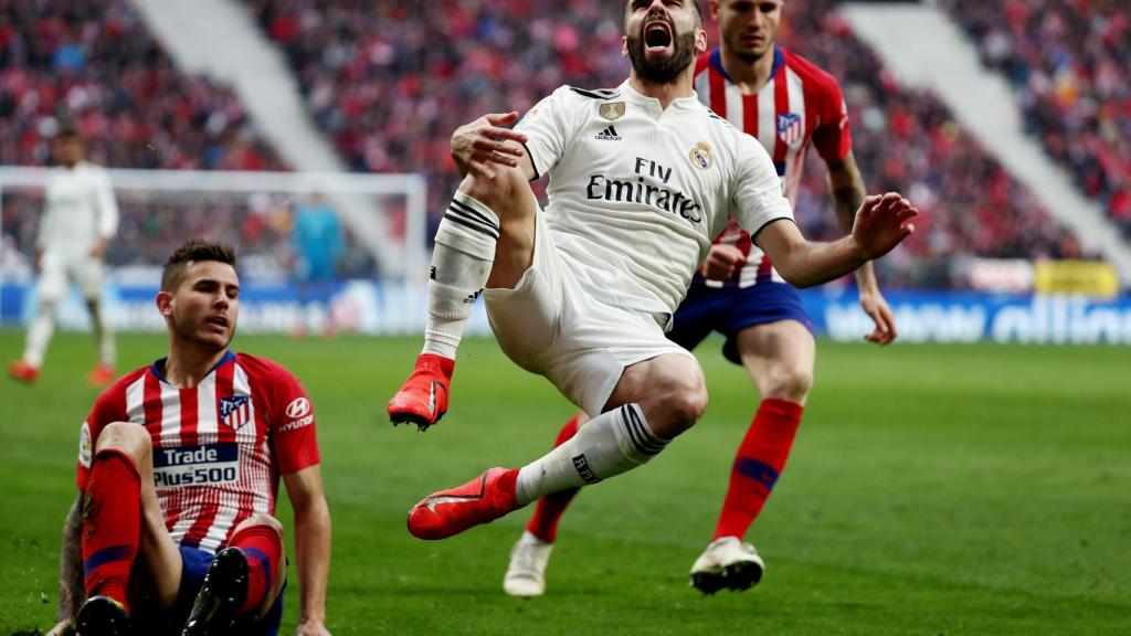 Dura entrada de Lucas Hernández a Carvajal