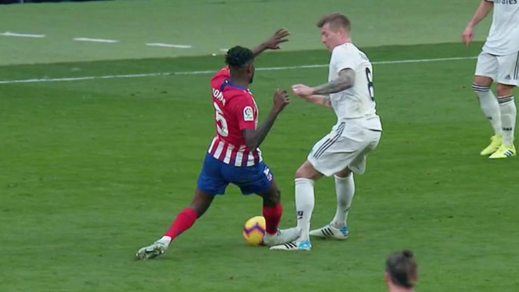 Dura entrada de Thomas sobre Kroos
