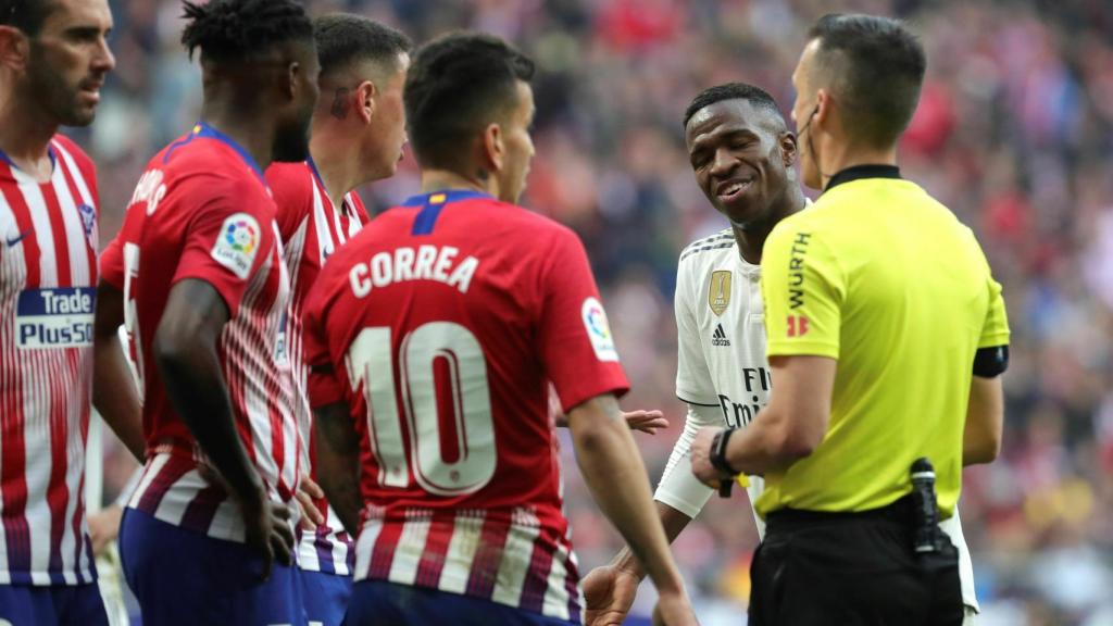 Vinicius, ante las protestas de los jugadores del Atlético en el derbi