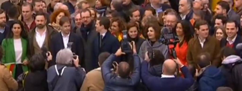 Los tres líderes políticos, Abascal, Casado y Rivera, han subido al escenario con parte de sus equipos.