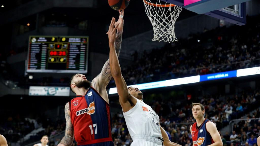 Tavares captura un rebote ante la presión de Poirier