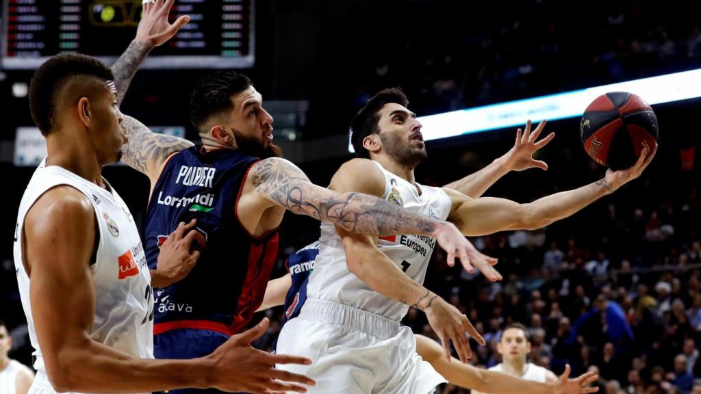 Campazzo intenta anotar tras una gran penetración