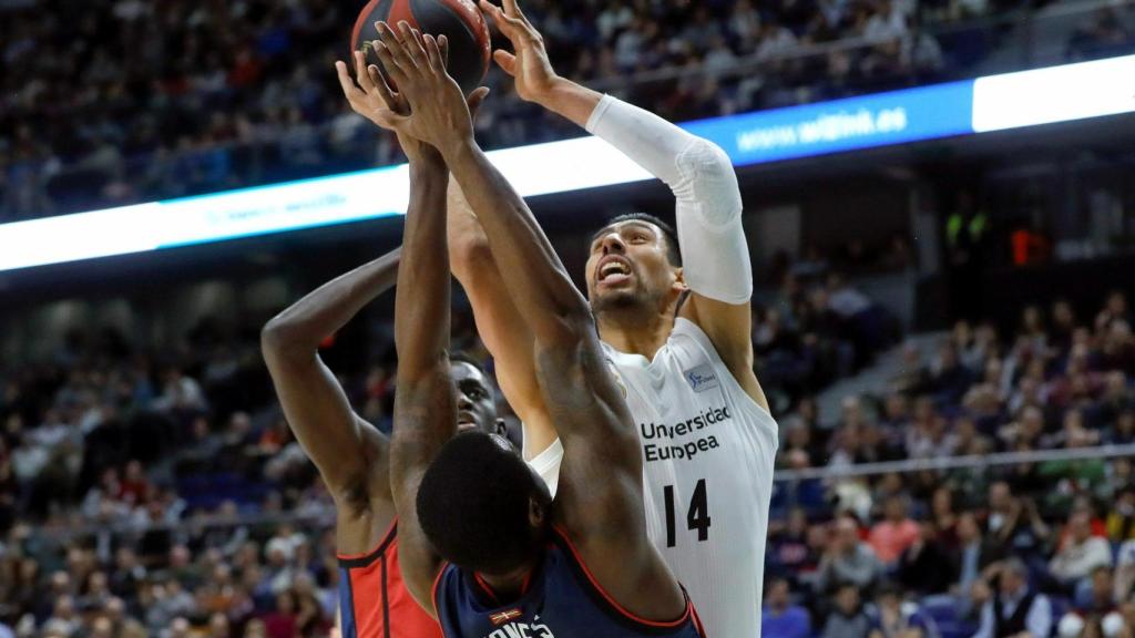 Ayón se levanta por encima de los jugadores del Baskonia