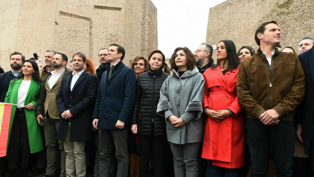 Líderes de los partidos políticos convocantes de la manifestación, en el escenario, tras la lectura del manifiesto.