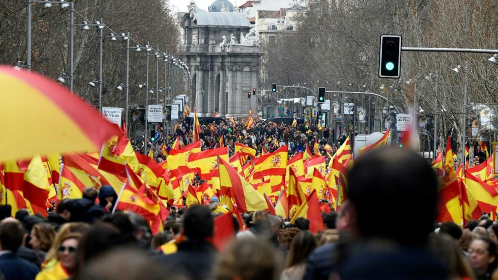 Desde la calle Velázquez, mirando a la puerta de Alcalá, las calles de Madrid atestadas de manifestantes.