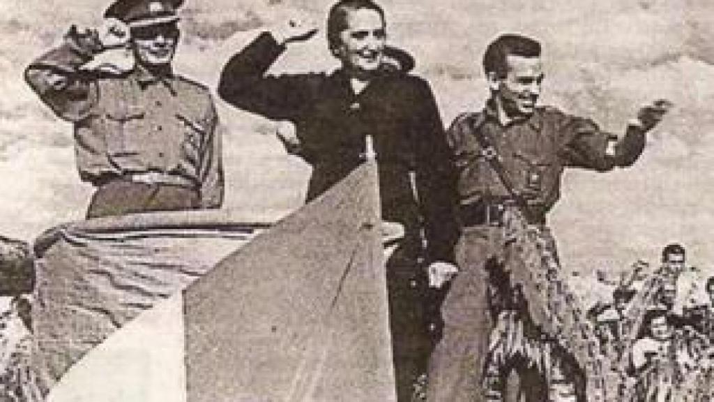 A la derecha de la Pasionaria, el general Walter. A su izquierda, Francisco Antón.