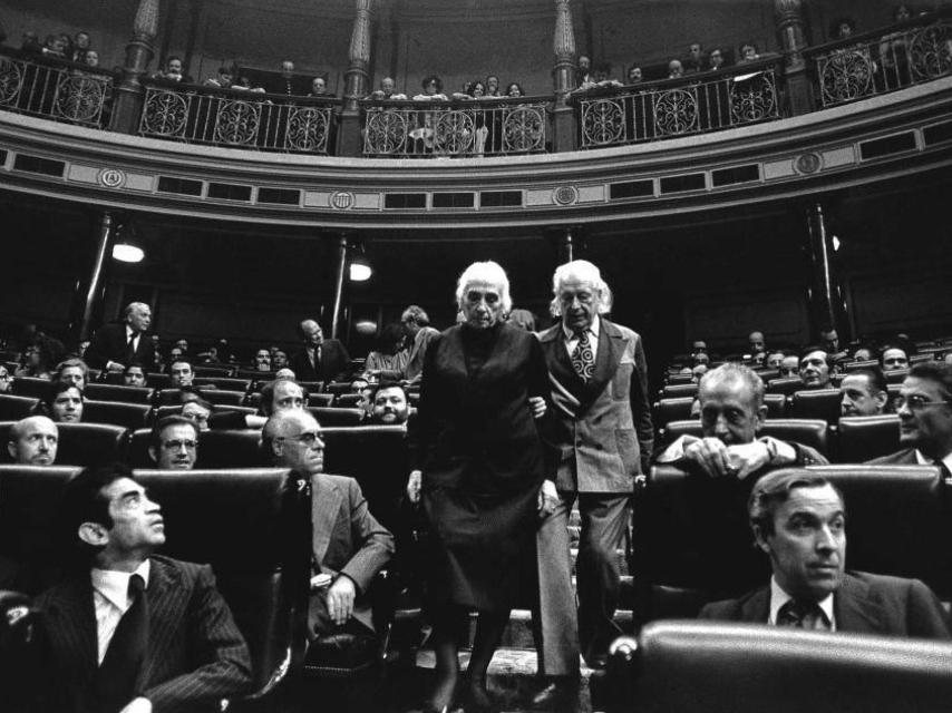 Foto para la Historia de Marisa Flórez, en El País. Alberti y La Pasionaria. La recupera el libro Españoles, Franco ha muerto, de libros.com.