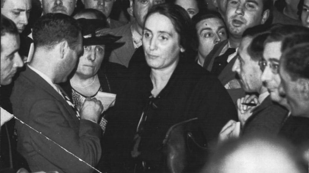 La Pasionaria en París, con otros representantes del Frente Popular.