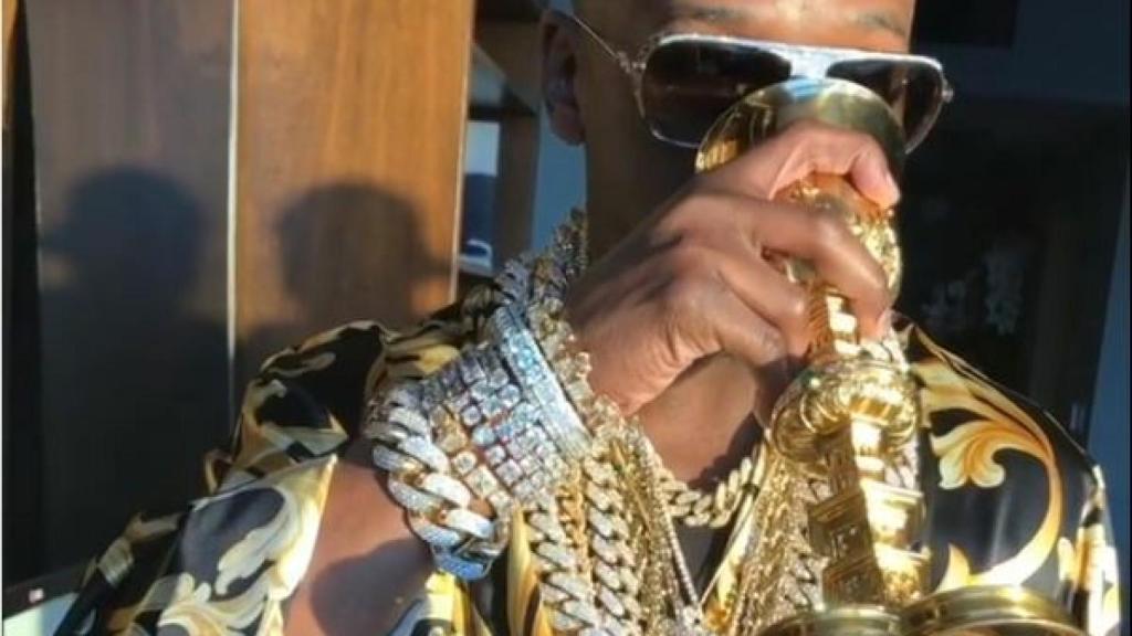 La última locura de Mayweather: bebe en un cáliz de oro sobre fajos de billetes