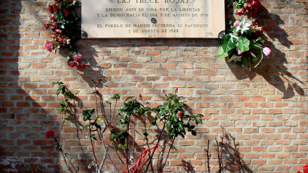 Tributo a las 'Trece rosas' en La Almudena.