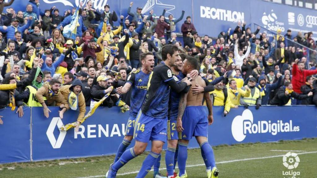 Algunos aficionados arroparon al equipo en su paso por Alcorcón