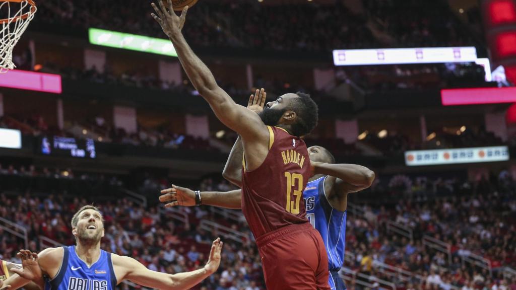 Harden durante un partido contra los Mavericks