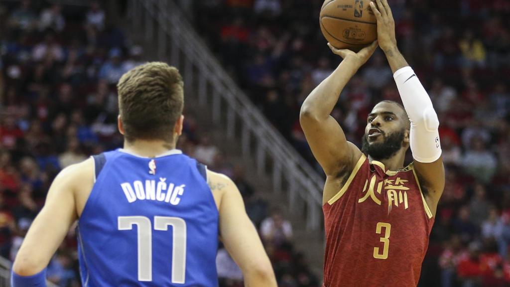 Chris Paul, lanza a canasta en un partido contra los Mavericks