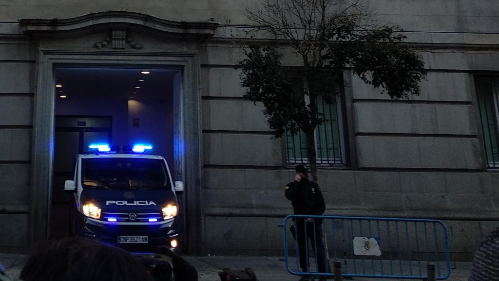 Un furgón de la Policia Nacional introduce a los acusados en el Tribunal Supremo.