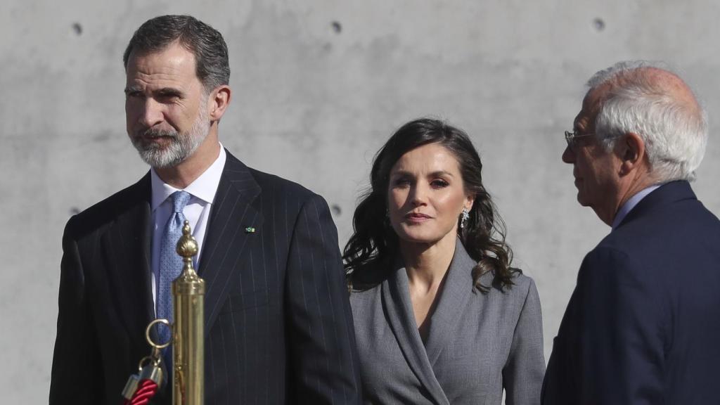 El rey Felipe, la reina Letizia y Josep Borrell, ministro de Asuntos Exteriores.