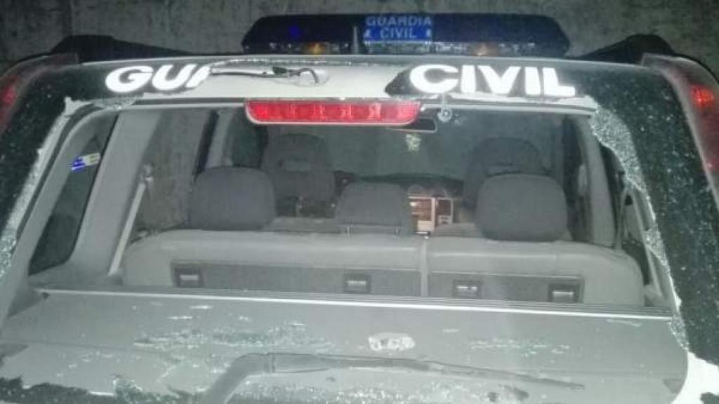 Vehículo apedreado en el operativo de la Guardia Civil.