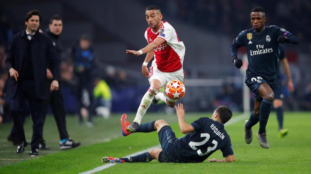 Un jugador del Ajax supea a Reguilón