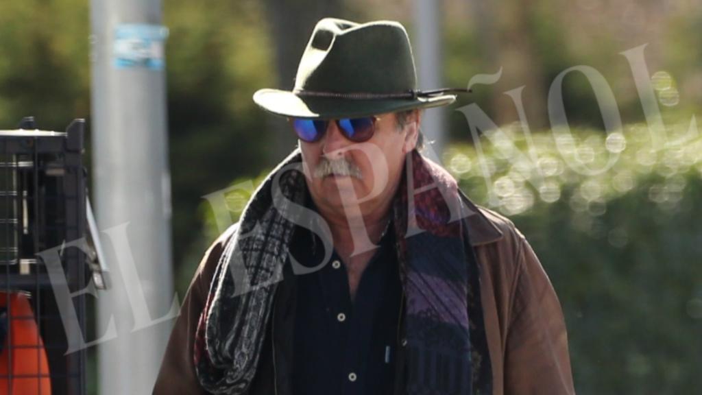 Charly, marido de Lydia Lozano, entrando a una gasolinera tras su operación