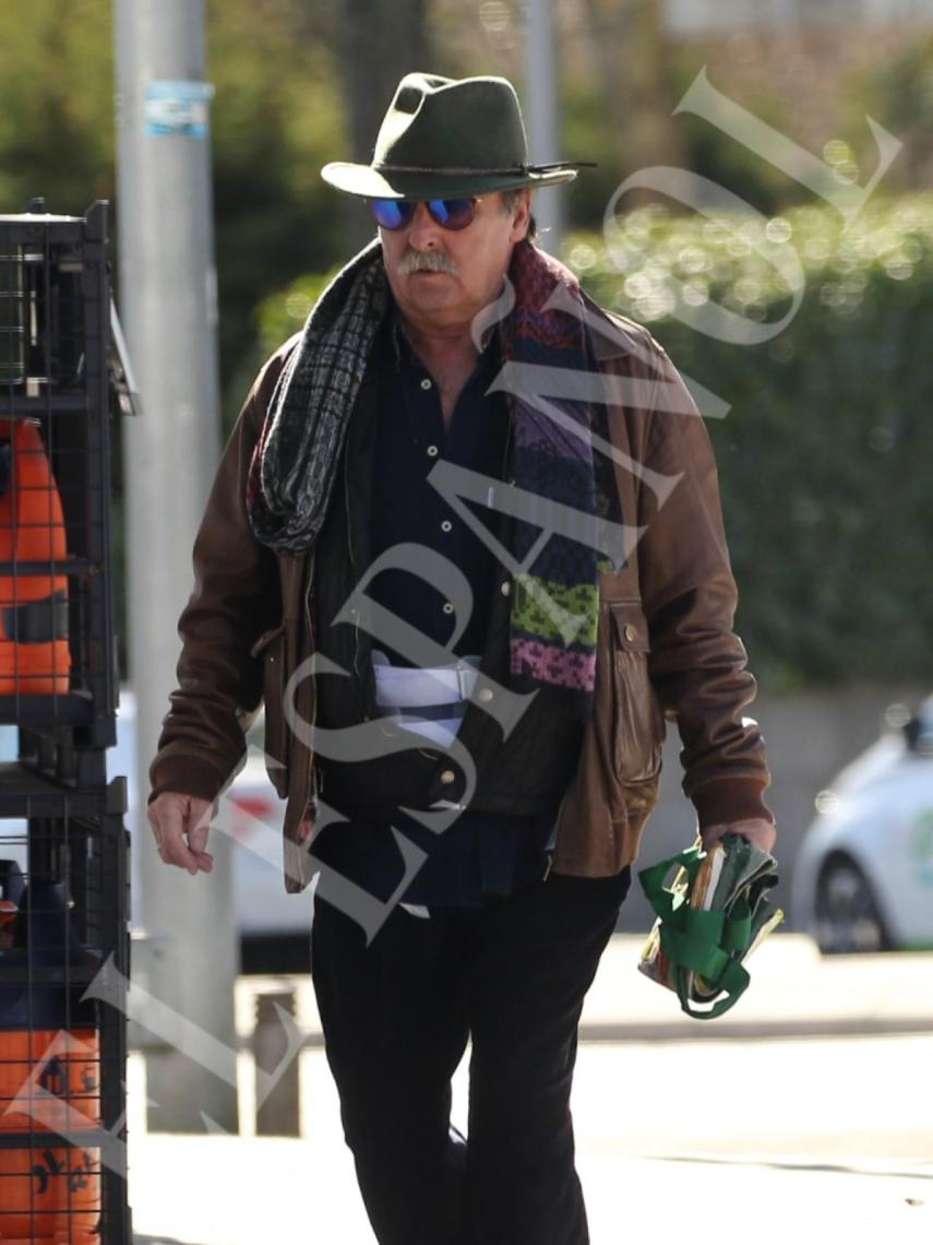 Charly, marido de Lydia Lozano, con un corsé tras su operación de hernia lumbar