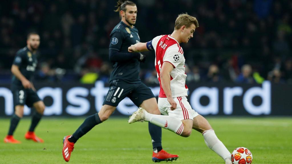 Matthijs de Ligt, perseguido por Gareth Bale