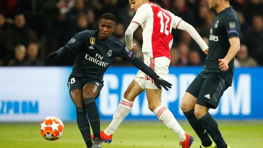 Vinicius dispara a portería tras superar la defensa de Noussair Mazraoui