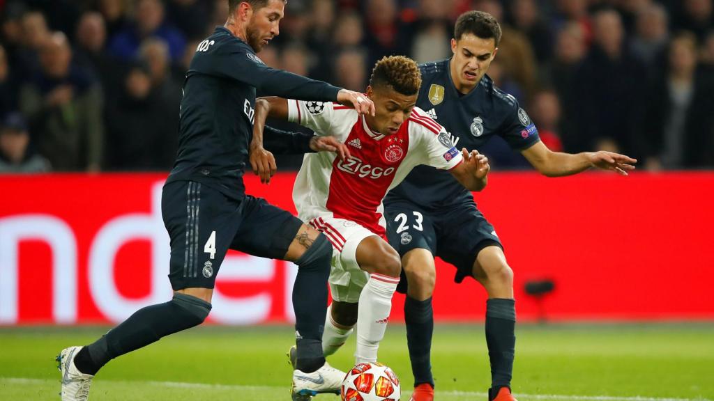 Sergio Ramos y Reguilón, presionan a David Neres