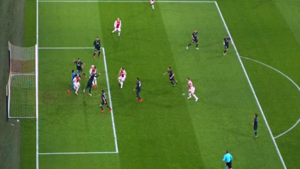 El VAR anula el gol del Ajax