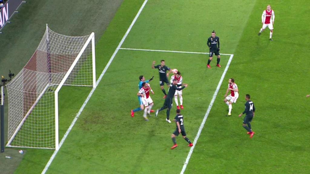 El VAR anula el gol del Ajax