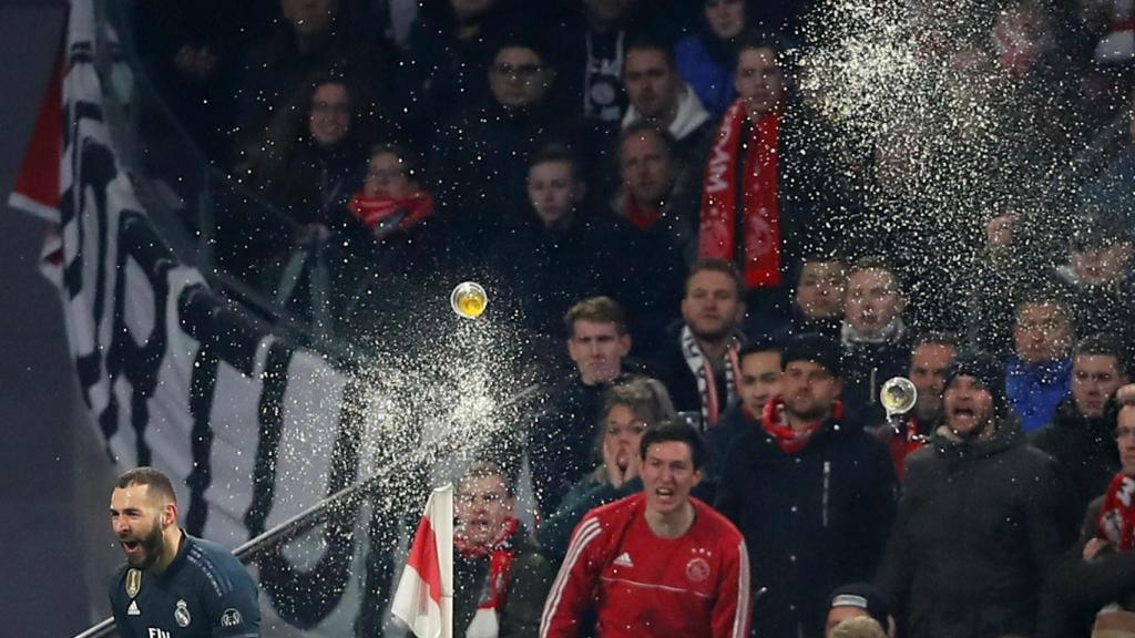 Los aficionados del Ajax lanzan cervezas a Karim Benzema