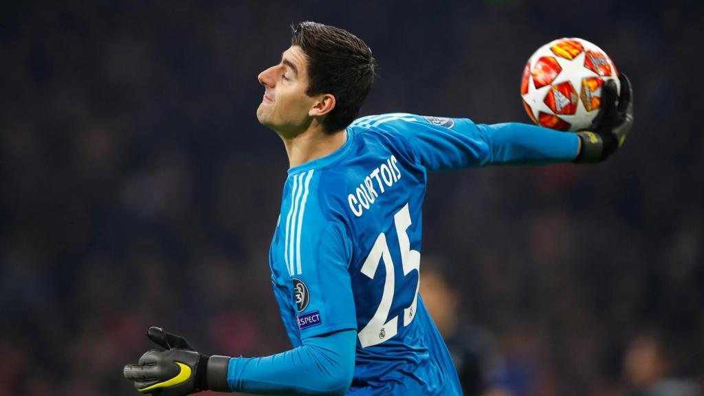 Courtois saca con la mano desde su portería