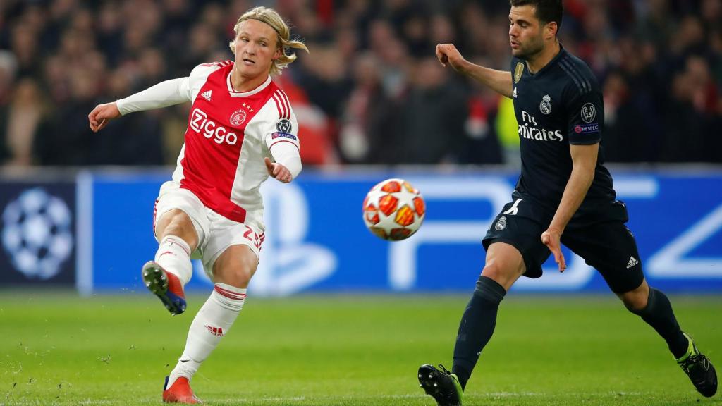 Dolberg centra un balón presionado por Nacho