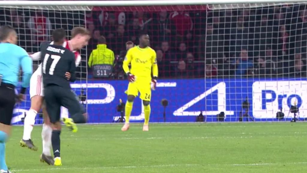 El Ajax pidió falta de Lucas antes del gol de Asensio