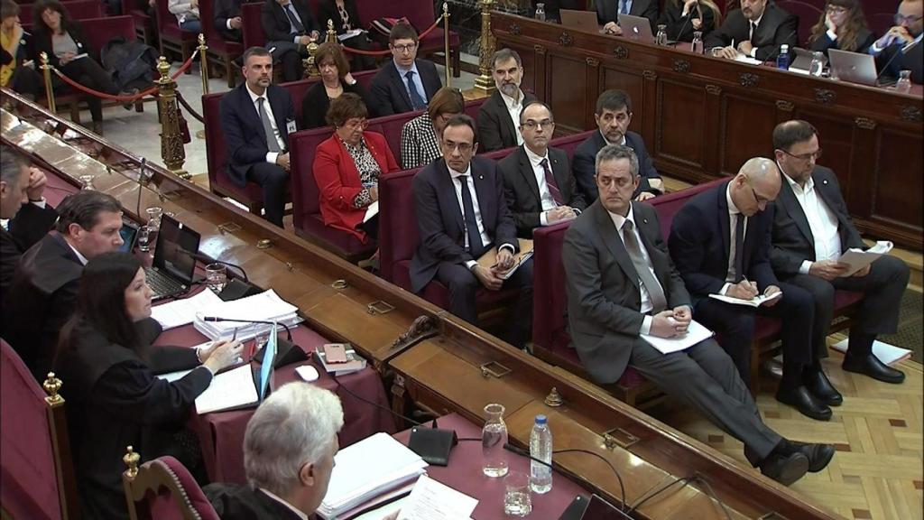 Los doce acusados, frente a los fiscales, los abogados del Estado y la acusación popular.