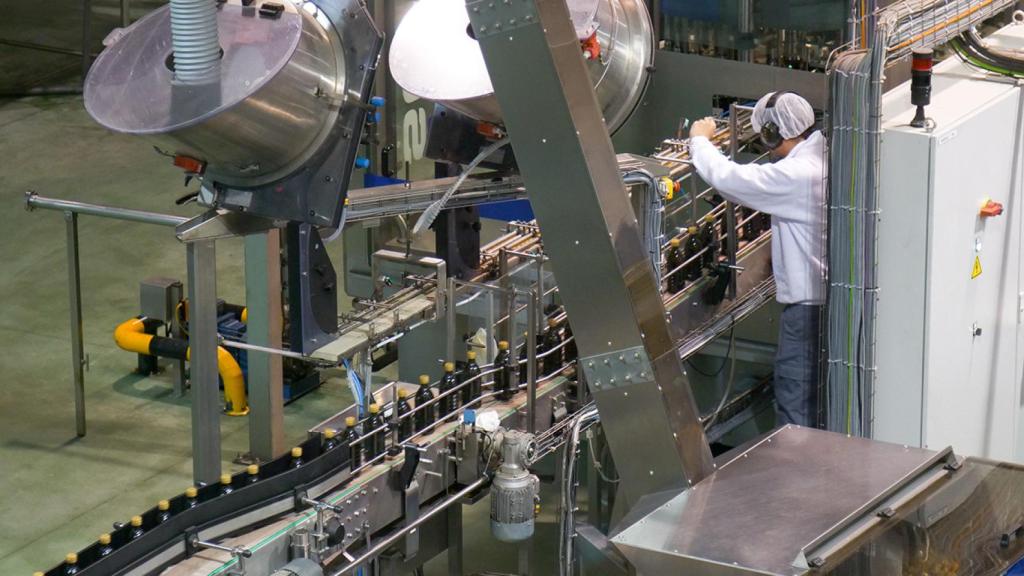 Un vehículo sin conductor en la nave de Dcoop.