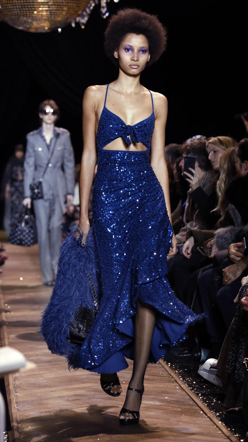 Una modelo durante el desfile.