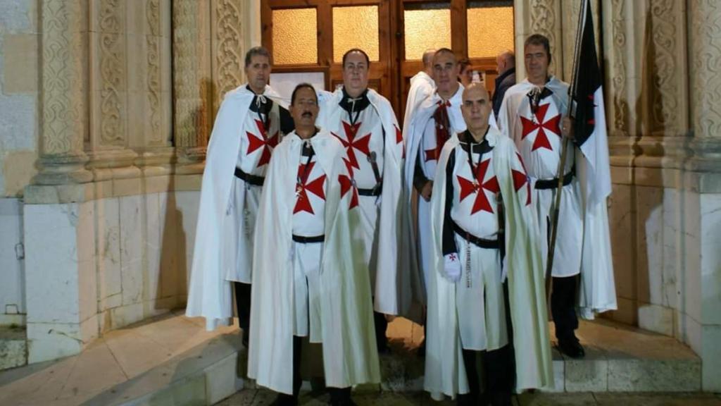Ricardo Baña, junto a otros templarios (cuatro de ellos miembros del partido).