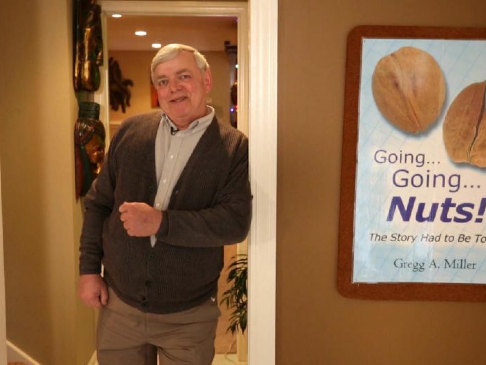 Greg Miller apoyado en el marco de la puerta de su casa.