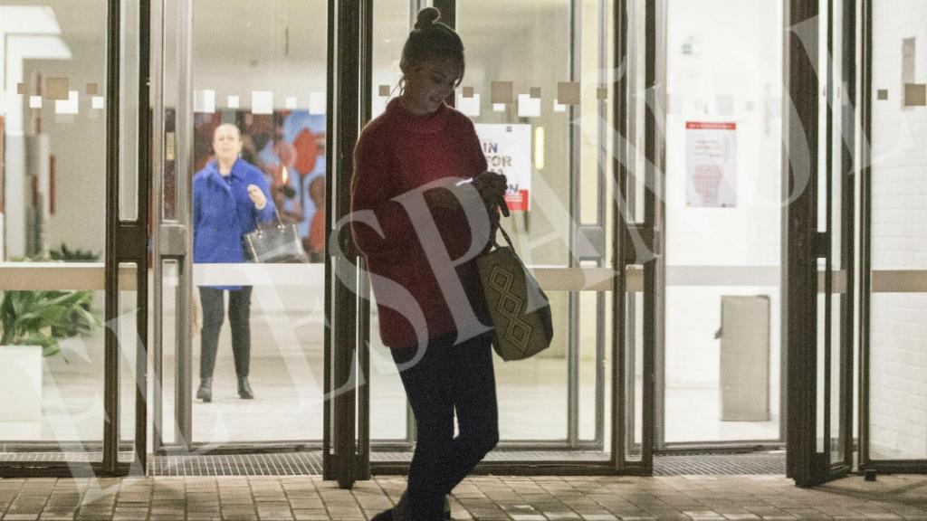 La colaboradora Alba Carrillo, con suéter naranja y jeans, tras cuatro horas en la Universidad.