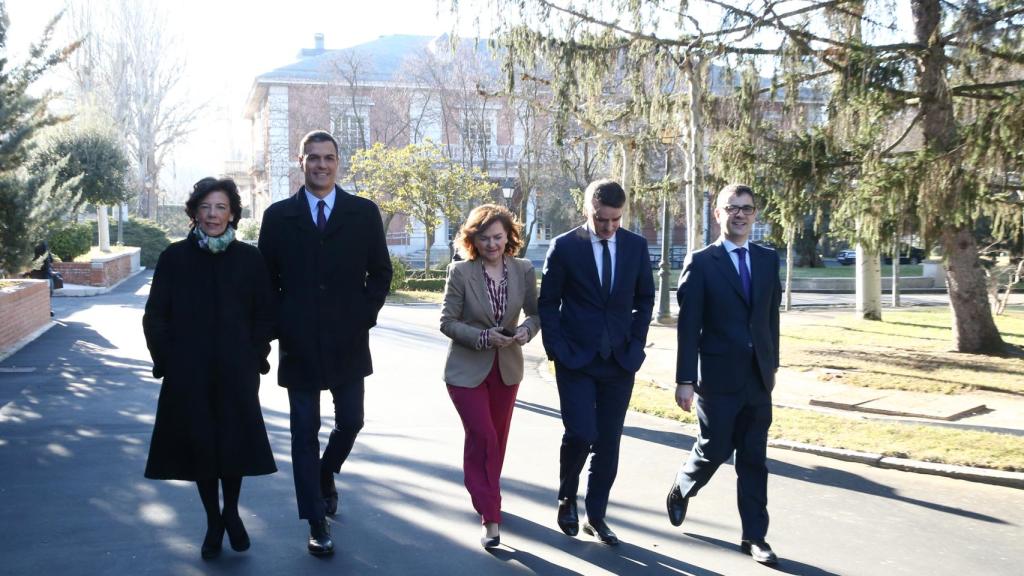 El paseíllo hacia el 28-A: Celaá, Sánchez, Calvo, Redondo y Bolaños.