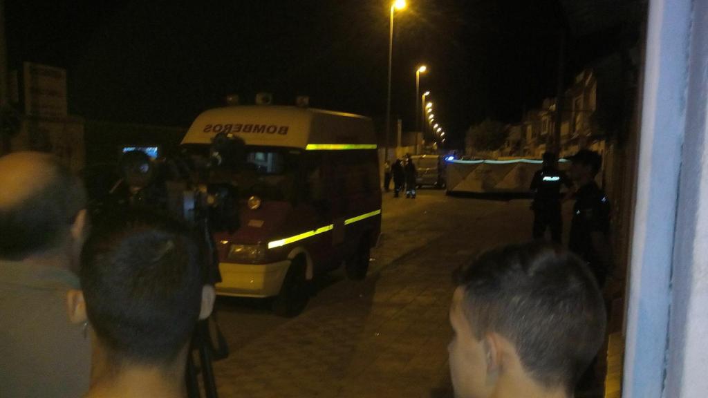 Policía Nacional accediendo a la vivienda en la que estaban los cadáveres