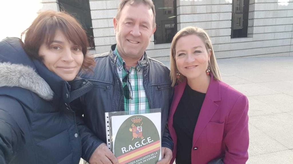 Lucía Llanos, con Jesús y Ana Oramas, diputada de CC, en el Congreso.