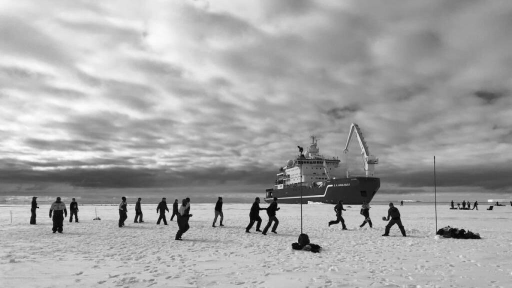 Los investigadores que buscaban el 'Endurance', jugando al fútbol en el hielo.